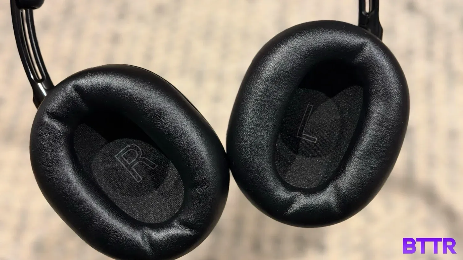 Looking at the earcups of the WH-1000XX THE COLLEXION