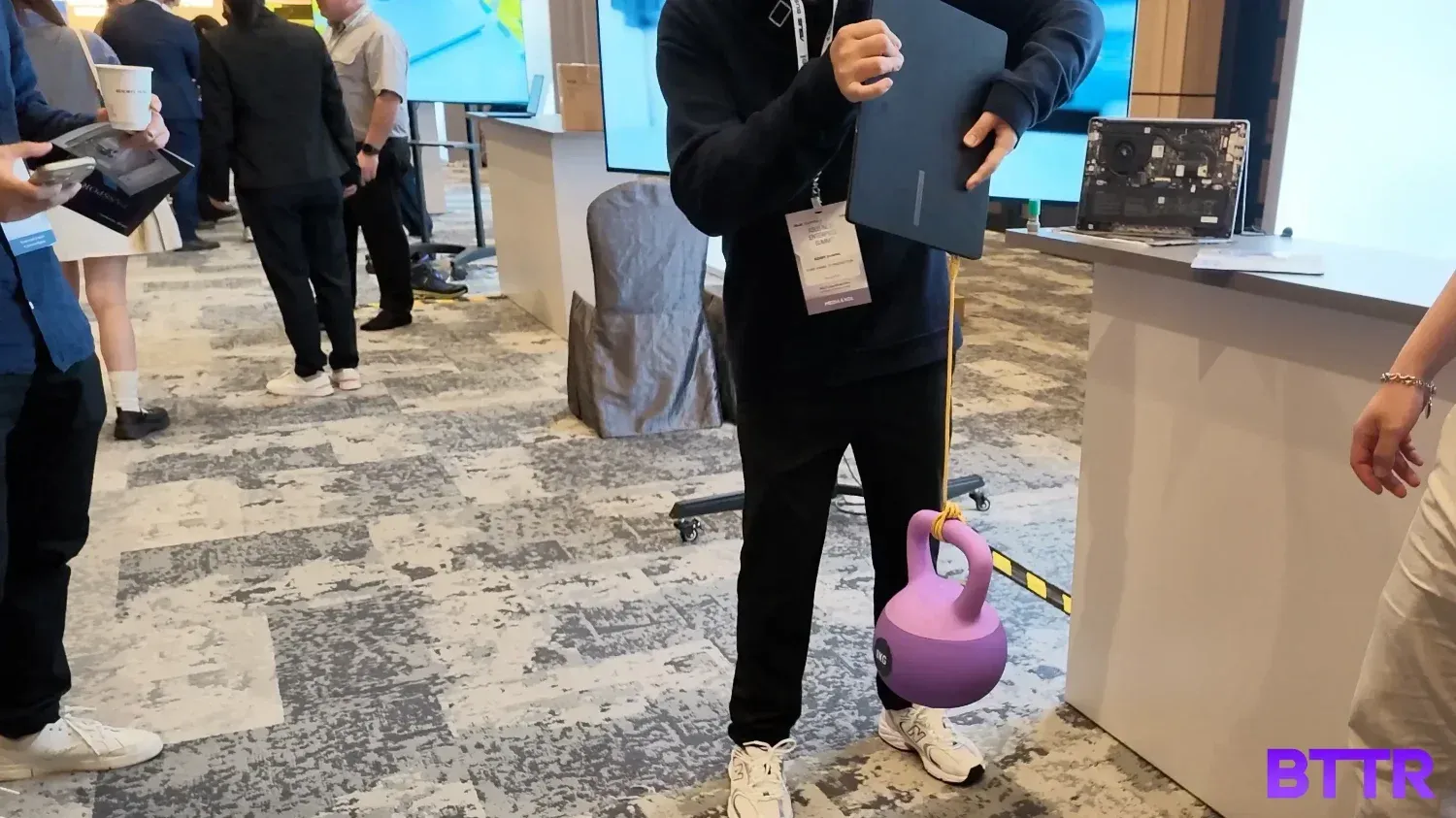 Lifting an 8kg weight wy the IO port of the Expertbook Ultra