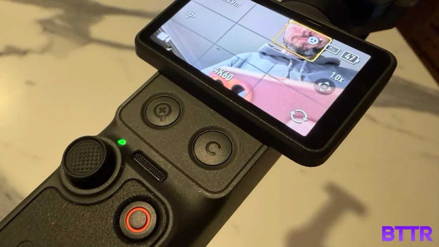 Showing the hidden buttons under the screen of the Osmo Pocket 4