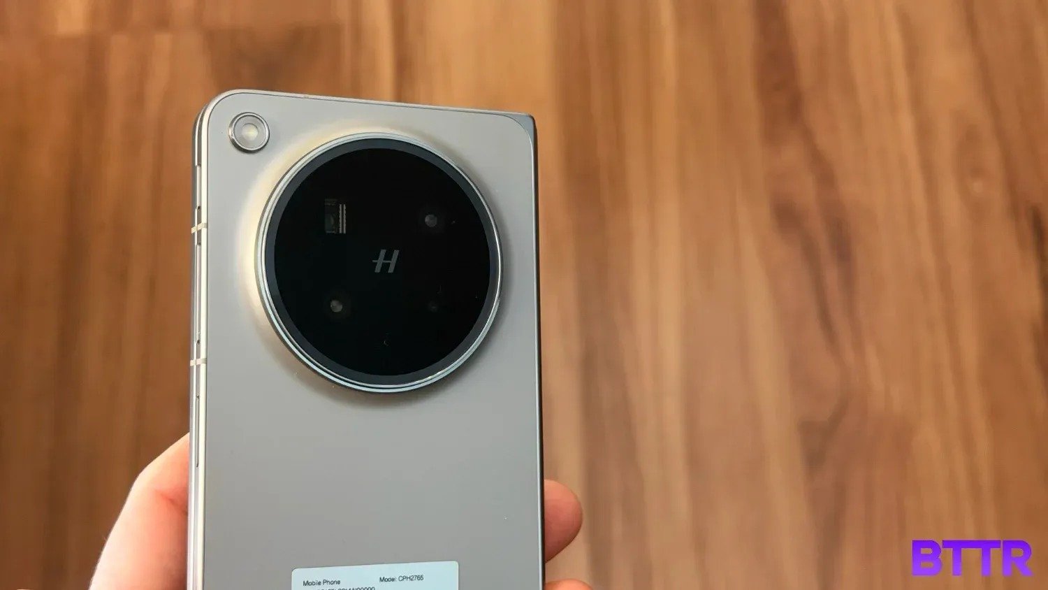 a look at the camera of the OPPO Find N6 over floorboards