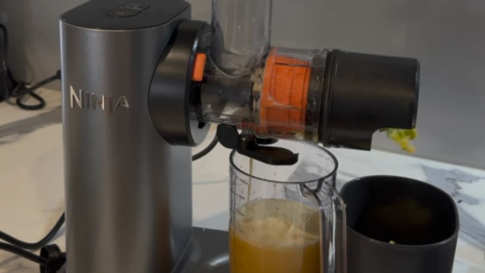 This weekend, I'm juicing with the Neverclog cold press juicer