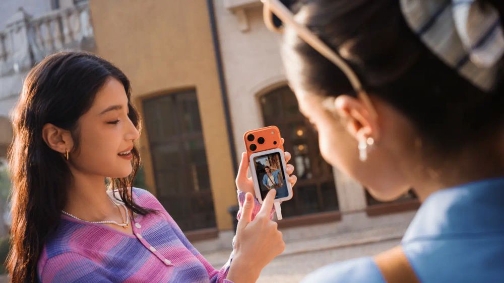 Insta360 Snap Selfie Screen lets you use your phone's best camera for selfies