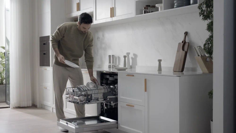 Midea's new dishwasher lifts the load (literally)