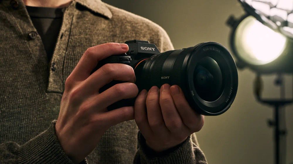 Sony's Alpha 7R VI lands with 66.8MP and a blistering new telephoto lens