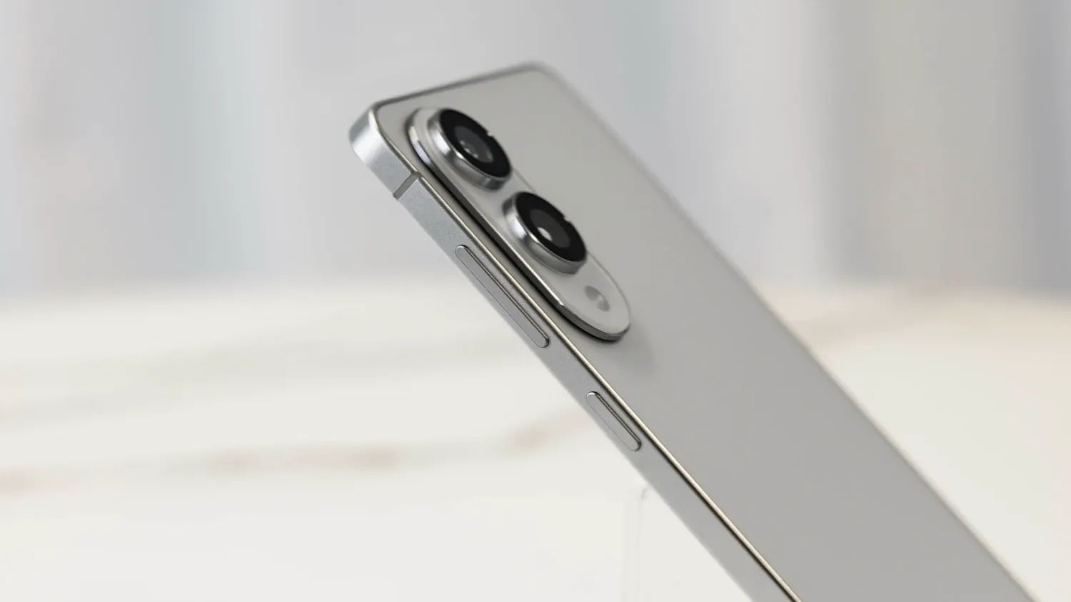 The silver S25 Edge on an angle