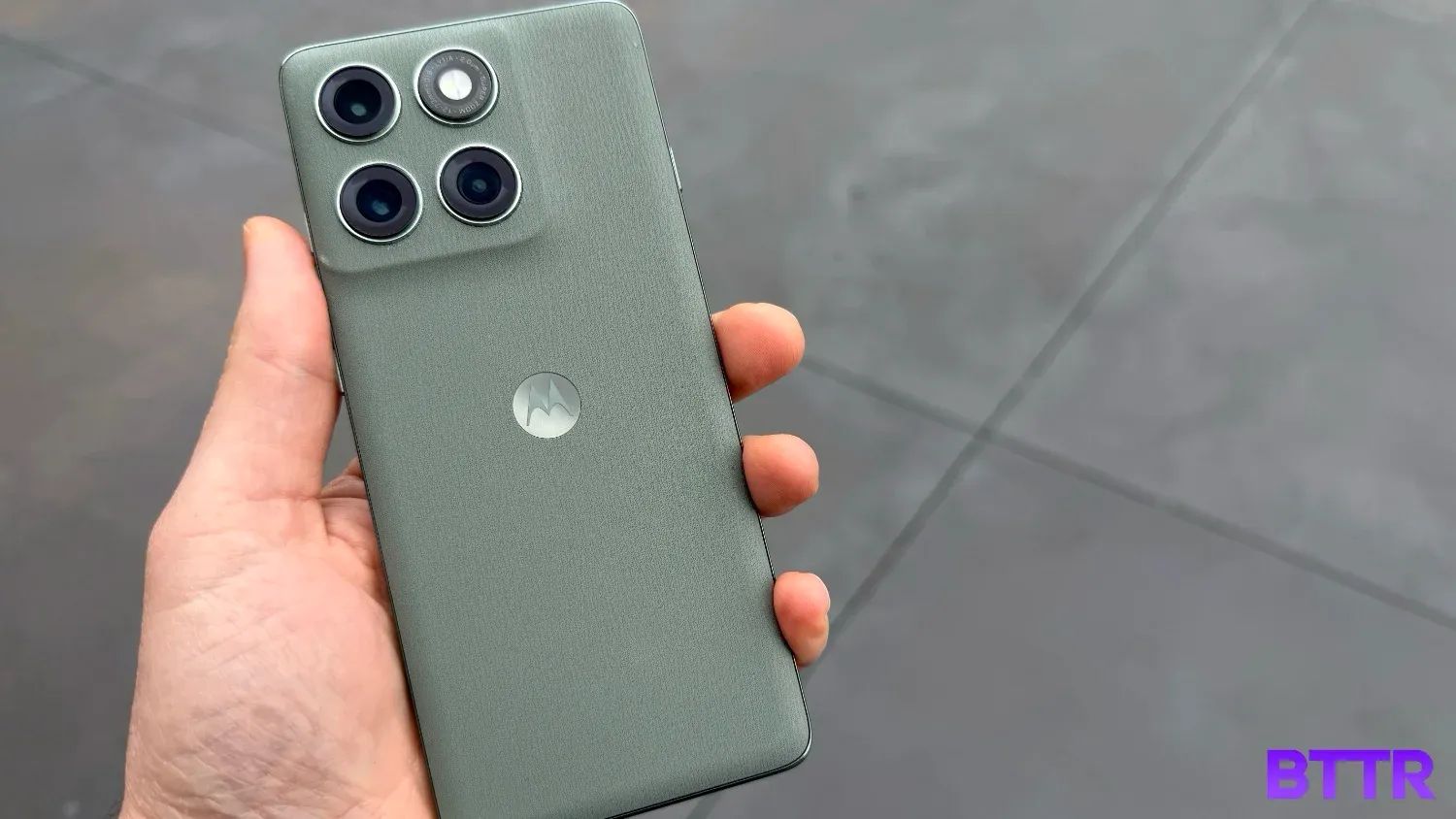 Holding the moto edge 60 Pro in the hand, showing the vegan leather back