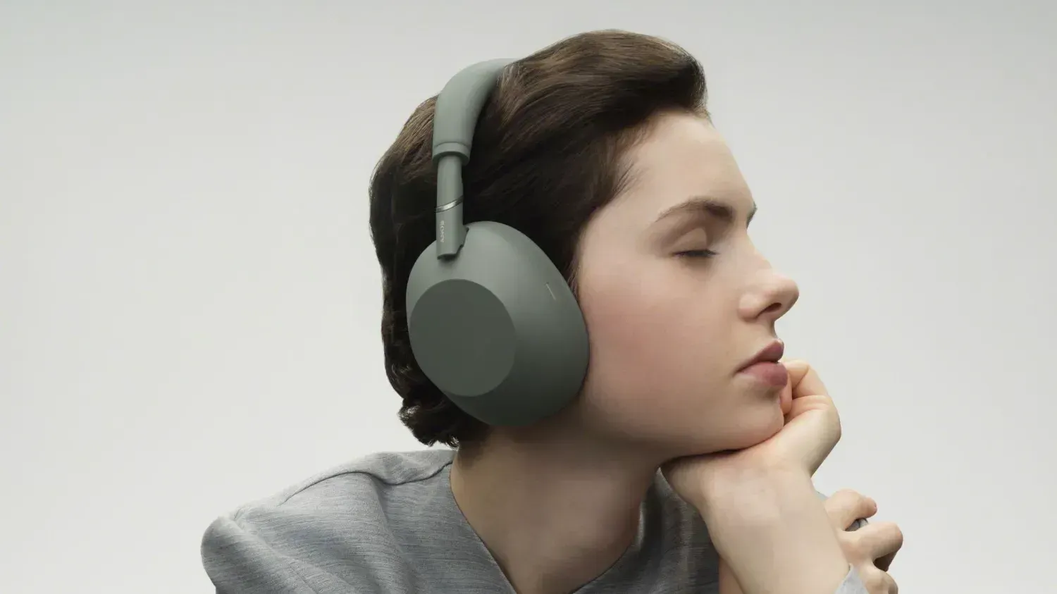 A young model wearing the olive gray xm6 from Sony