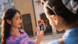 Insta360 Snap Selfie Screen lets you use your phone's best camera for selfies