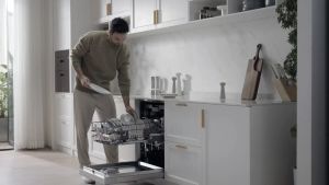 Midea's new dishwasher lifts the load (literally)