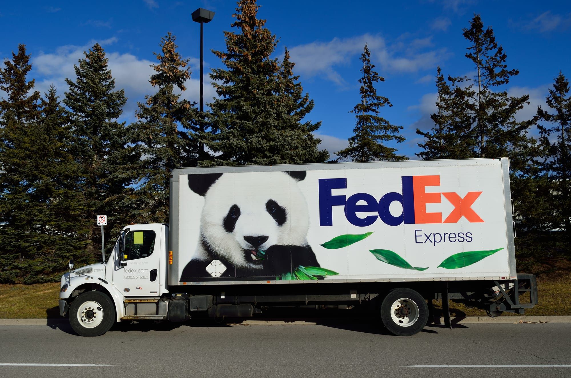 FedEx delivery truck, location unknown, 4 February 2016. Image credit: Rawpixel