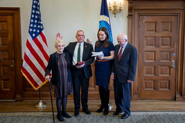 A group of people posing for a photo

AI-generated content may be incorrect.