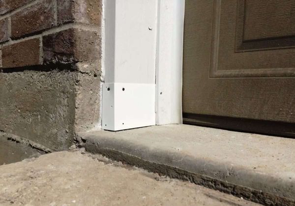 Jamb Wraps Close Gap on Bottom Sides of Garage Door