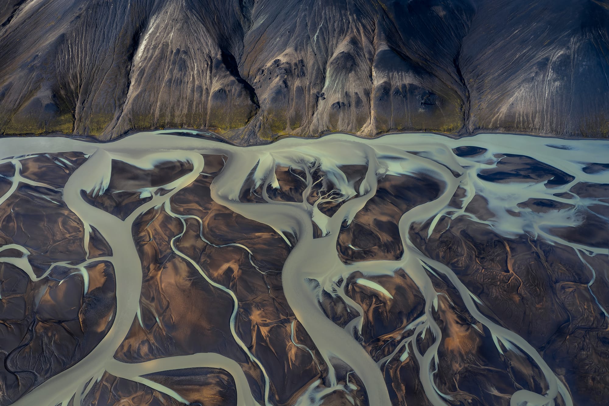 Veduta aerea del fiumi degli altopiani centrali e del paesaggio lunare dell'Islanda. | Viaggio in Islanda con Kel 12