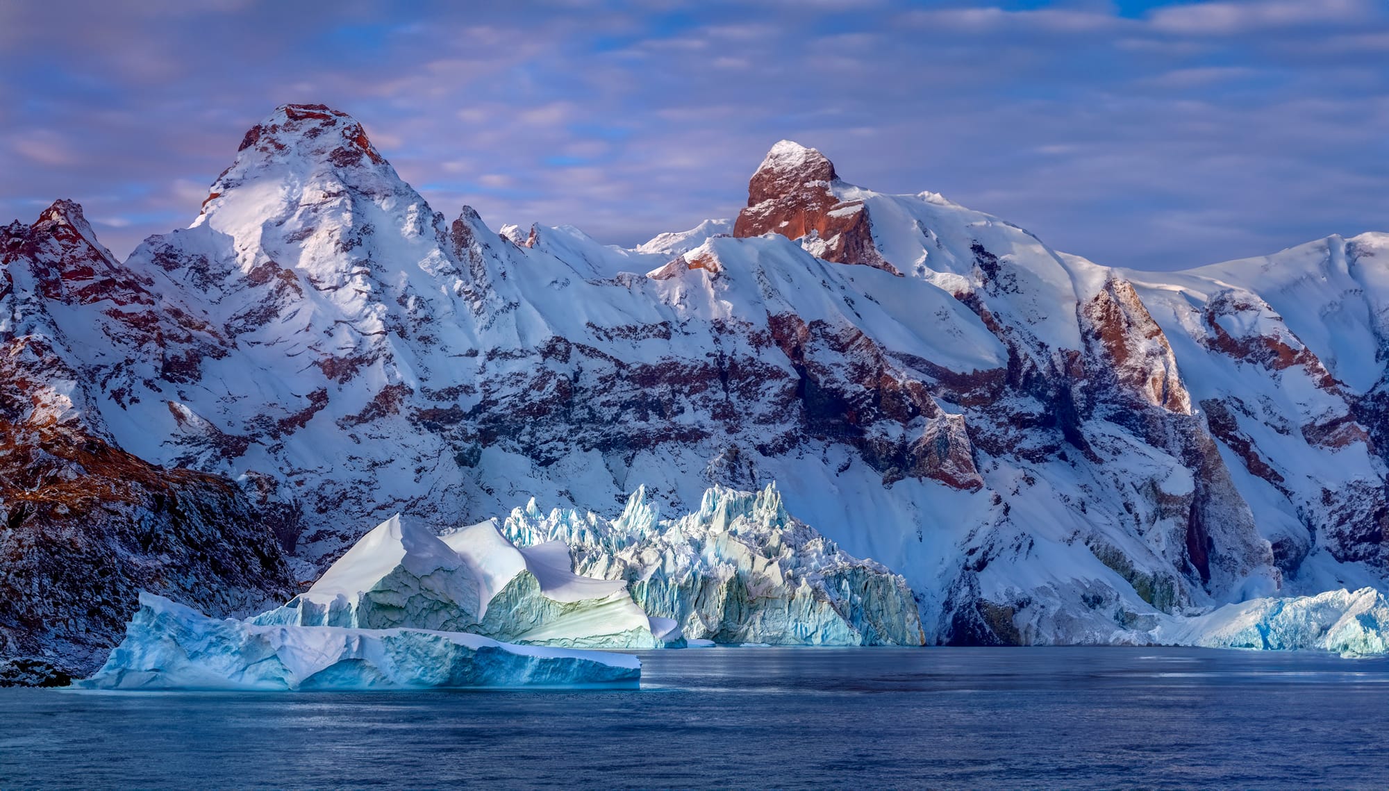 Epico paesaggio della Groenlandia con montagne a picco, la roccia nuda e il mare artico pieno di ghiaccio. | Viaggio in Groenlandia con Kel 12