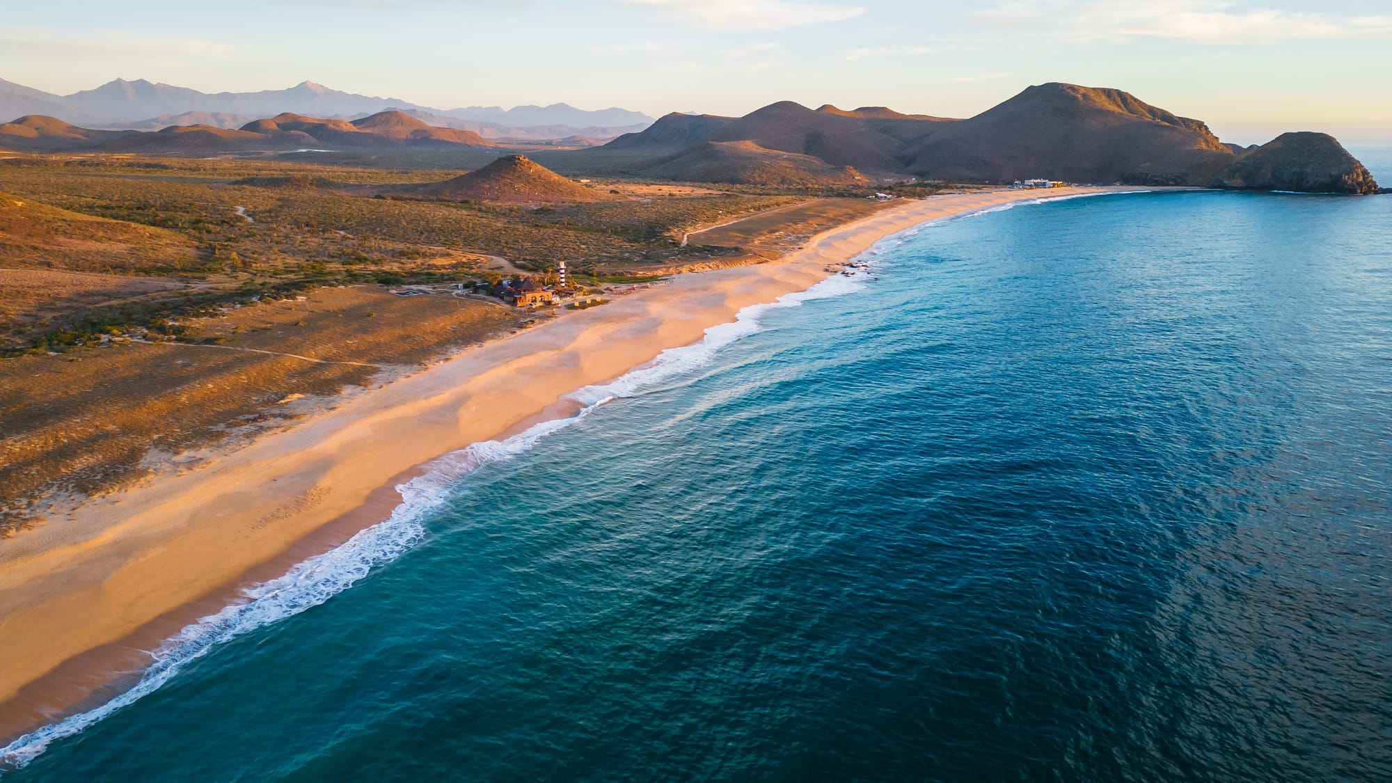 Veduta aerea della costa della Baja California, dove le colline aride del deserto incontrano le acque blu intenso dell'Oceano Pacifico. | Viaggio in Baja California con Kel 12