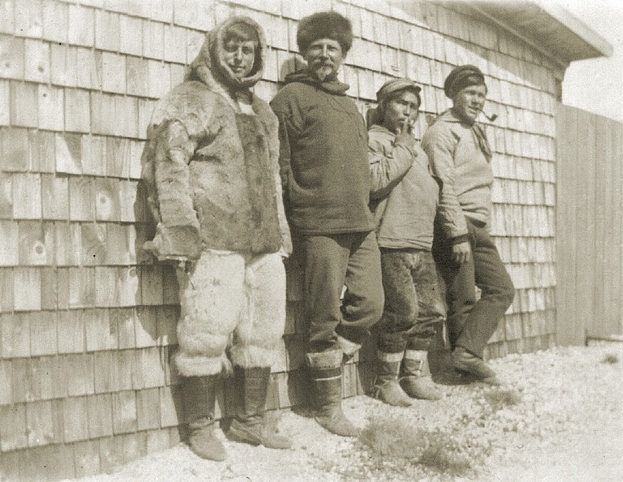  Alcuni dei cinque partecipanti alla  Literary Greenland Expedition , spedizione danese in Groenlandia del 1902 - 1904: Knud Rasmussen, Ludvig Mylius-Erichsen, Knud Rasmussen, Osaqaq, Alfred Bertelsen. 