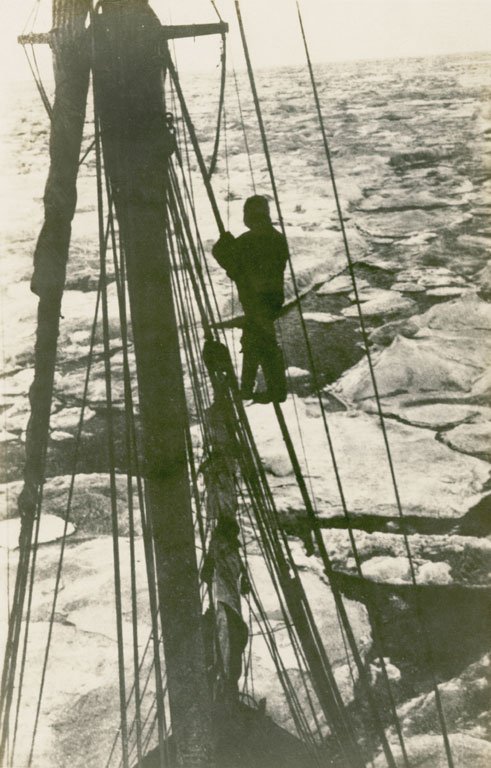  La Skongen, la nave danese della Quinta spedizione di Thule di Knud Rasmussen, avanza lentamente nella baia di Hudson coperta dai ghiacci (1924).  Source: Smithsonian Institution 