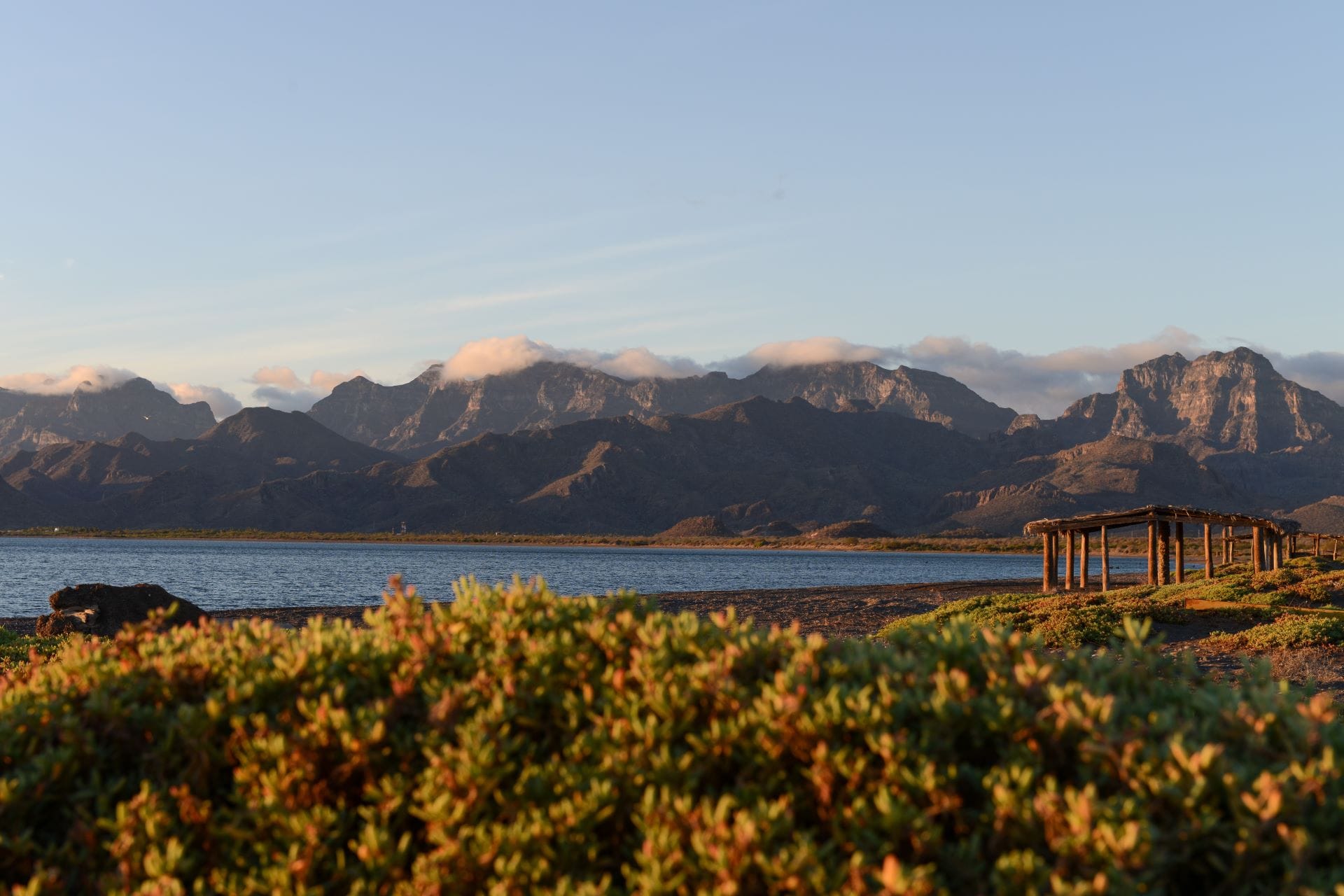 Alba dorata sulle acque calme e turchesi del Mare di Cortez di fronte alla costa di Loreto, Baja California Sur.
