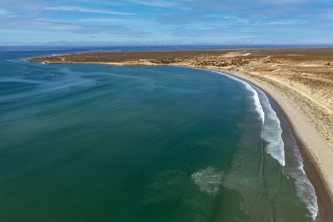 Panorama aereo della costa di Scorpion Bay a San Juanico: il punto d'incontro tra l'oceano Pacifico e il deserto della Baja California Sur.