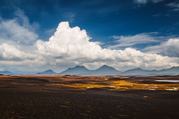 Dettaglio macro di roccia lavica nera frastagliata e tagliente nel deserto vulcanico di Ódáðahraun, Islanda, che mostra la superficie impervia affrontata dai fuorilegge storici.