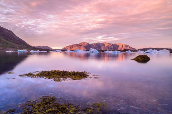 Veduta del villaggio di Narsaq in Groenlandia del Sud alle 3 del mattino illuminato dal sole di mezzanotte, vicino al giacimento di Kvanefjeld.