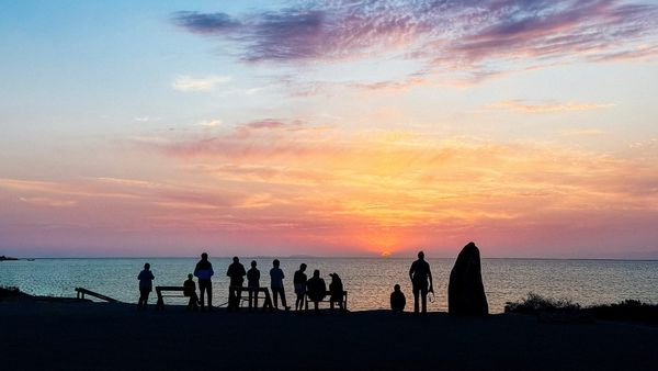 Turisti ammirano il tramonto sul Pacifico dal campo ecosostenibile Kuyima nella Laguna di San Ignacio in Baja California.