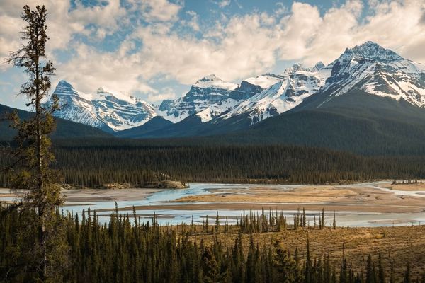 Lago glaciale turchese circondato da montagne nelle Rocciose canadesi, nel parco nazionale di Banff