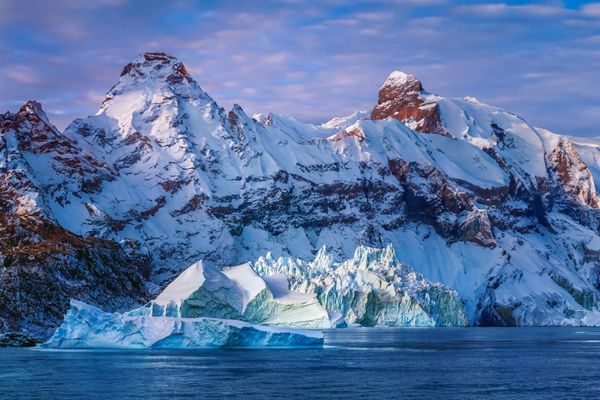 Iceberg alla deriva nel fiordo di ghiaccio di Ilulissat, sulla costa occidentale della Groenlandia