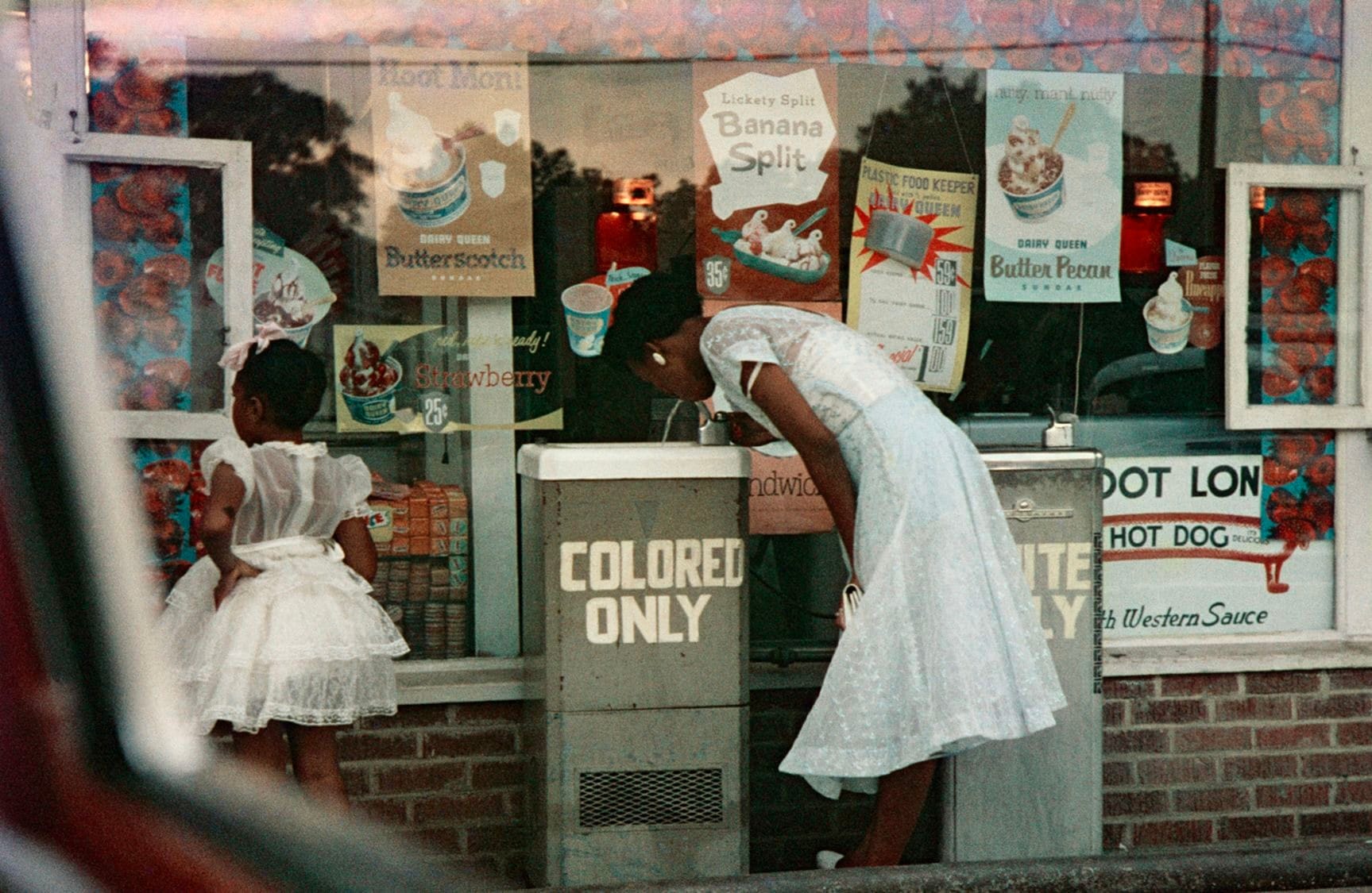 Black woman drinking from a coloured only water fountain in Alabama, photo taken by Gordon Parks.