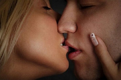 Beso-contacto-o-para-encender-la-llama