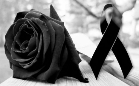 Lazo-negro-con-rosa-negra-en-memoria-a-los-grandes-famosos-del-mundo