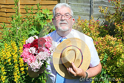 hombre-mayor-con-el-manojo-de-flores-45485433