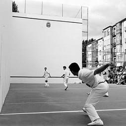 Y UN DÍA NUNCA MÁS VOLVÍ A JUGAR AL FRONTÓN (RELATO)