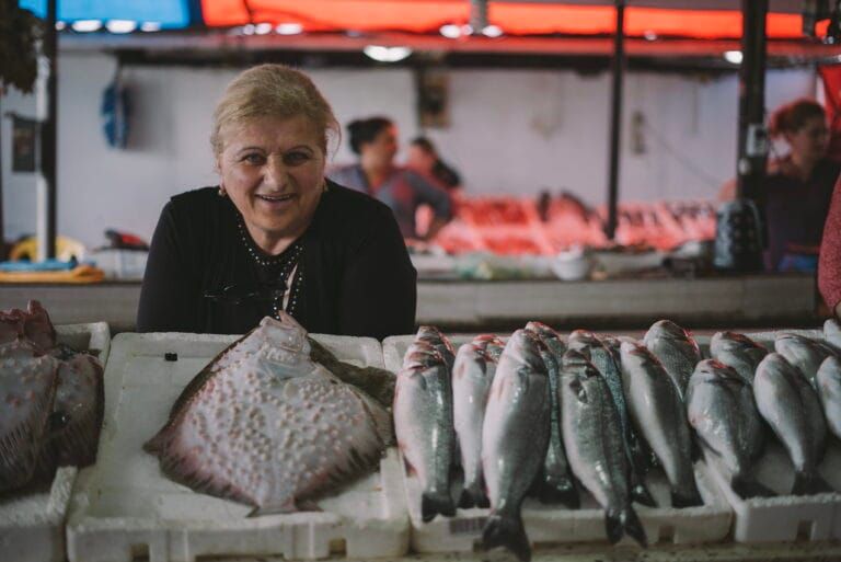 ENCUENTRO ENTRE UNA PESCADERA Y UN DIRECTOR DE BANCO (MICRORRELATO)