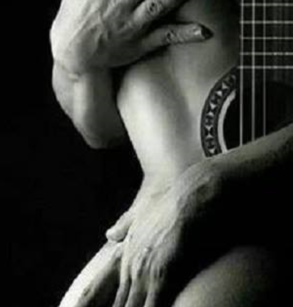 LA MUJER QUE SE CONVIRTIO EN GUITARRA (MICRORRELATO)