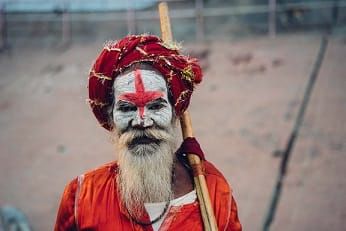 HINDÚ INMÓVIL COMO UNA ESTATUA JUNTO AL GANGES (MIS VIAJES ALREDEDOR DEL MUNDO)