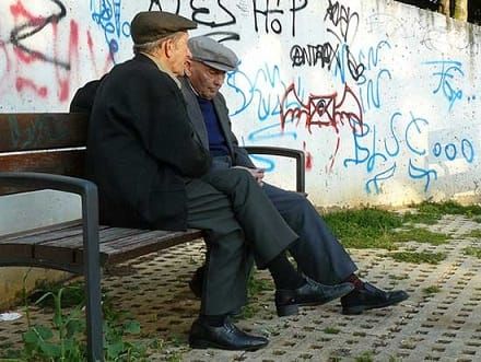DOS VIEJOS EN EL PARQUE (MICRORRELATO)