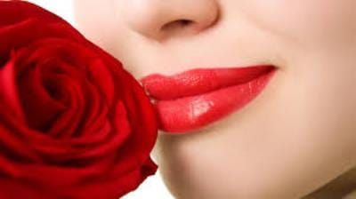 DÍA DE LA MADRE. LA BUENA MADRE Y LA ROSA (MICRORRELATO)