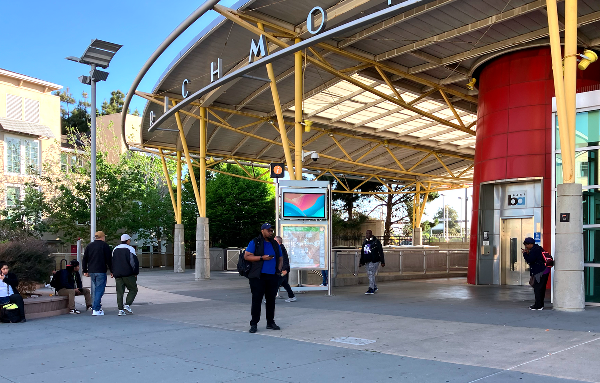 BART service resumes after system-wide outage, riders still facing delays