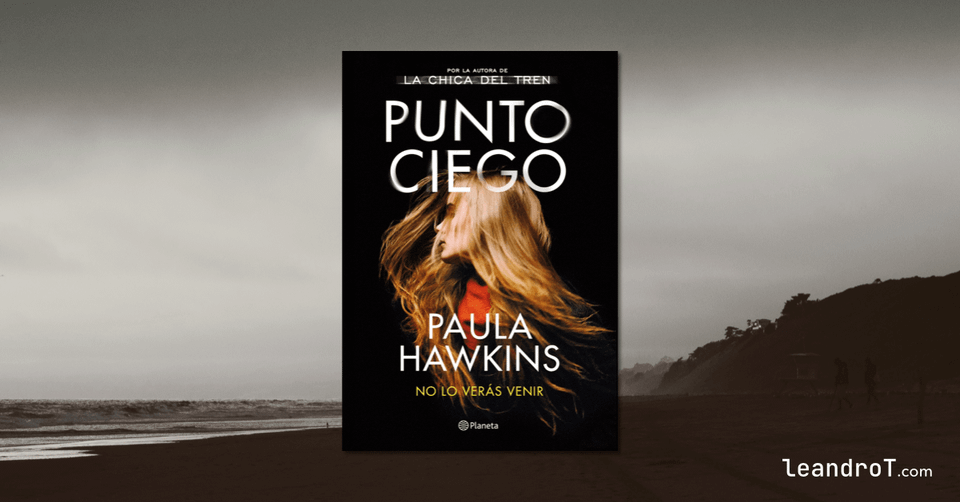 Portada del libro “Punto Ciego” de Paula Hawkins, sobre una fotografia de una playa vacia en oscuridad parcial.