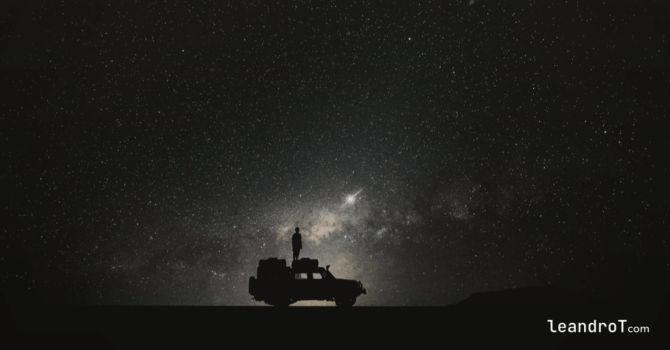 Silueta de una persona soñadora frente a un cielo nocturno lleno de estrellas - LeandroT.com