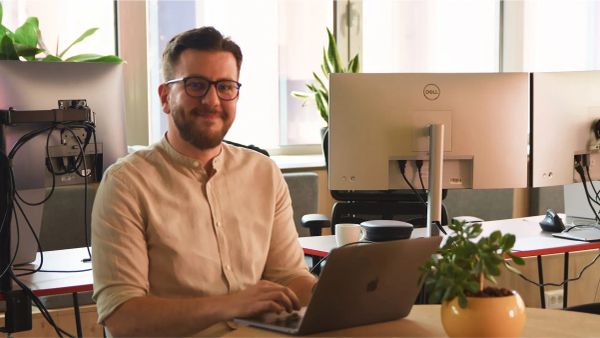 Product team member working during the digital product discovery phase, focusing on early research and problem understanding