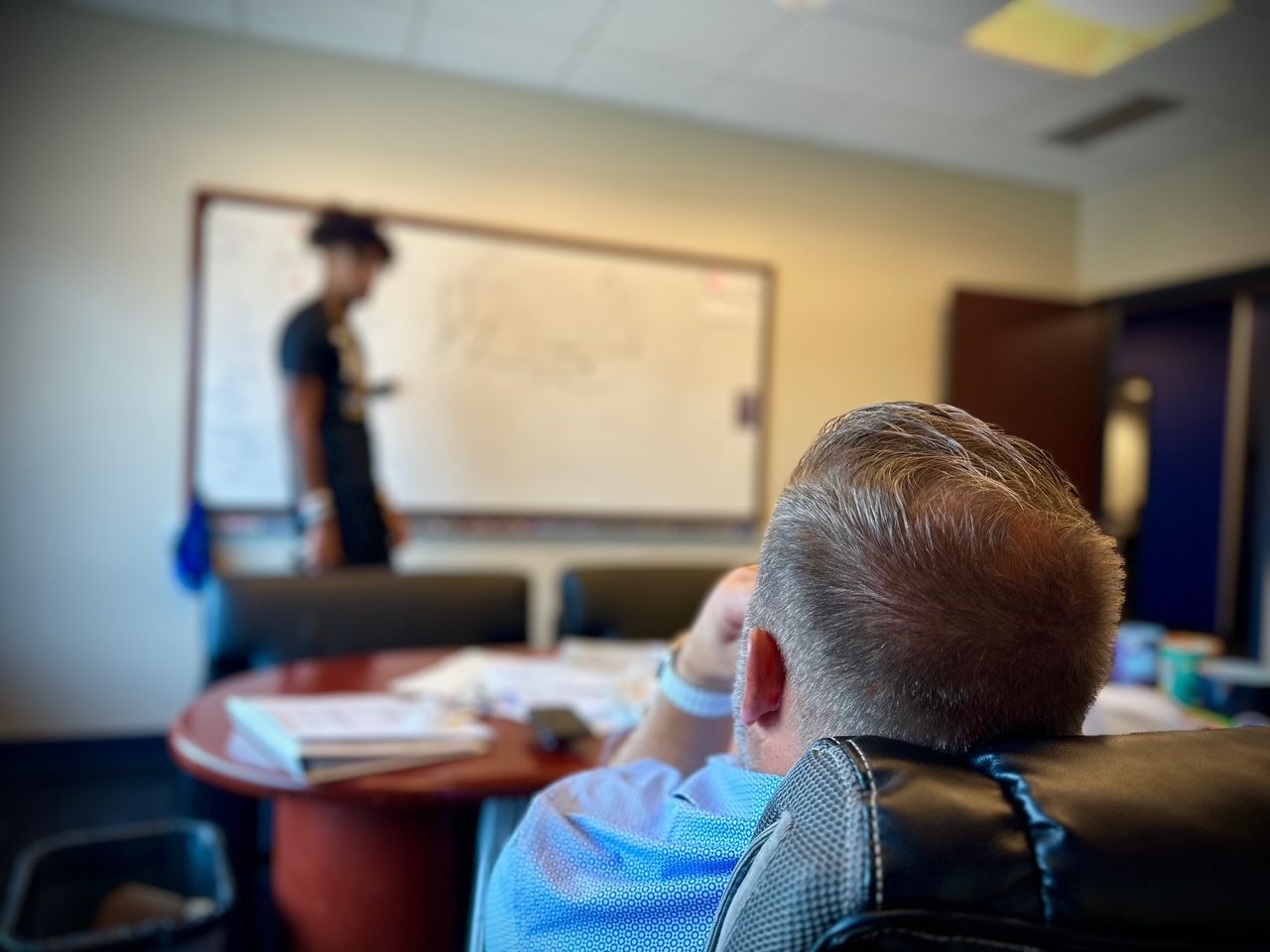 A behind-the-scenes look at the Jayhawks pitching plays to their OC