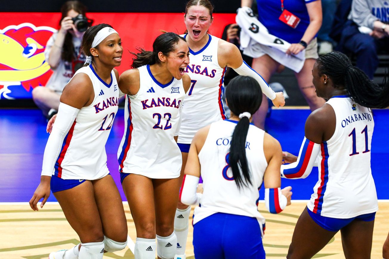Photo Gallery: 16th-ranked Kansas volleyball pulls off the Sooner Sweep