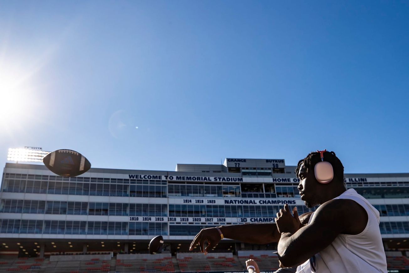 Notes & Numbers: Illinois 23, No. 19 Kansas 17