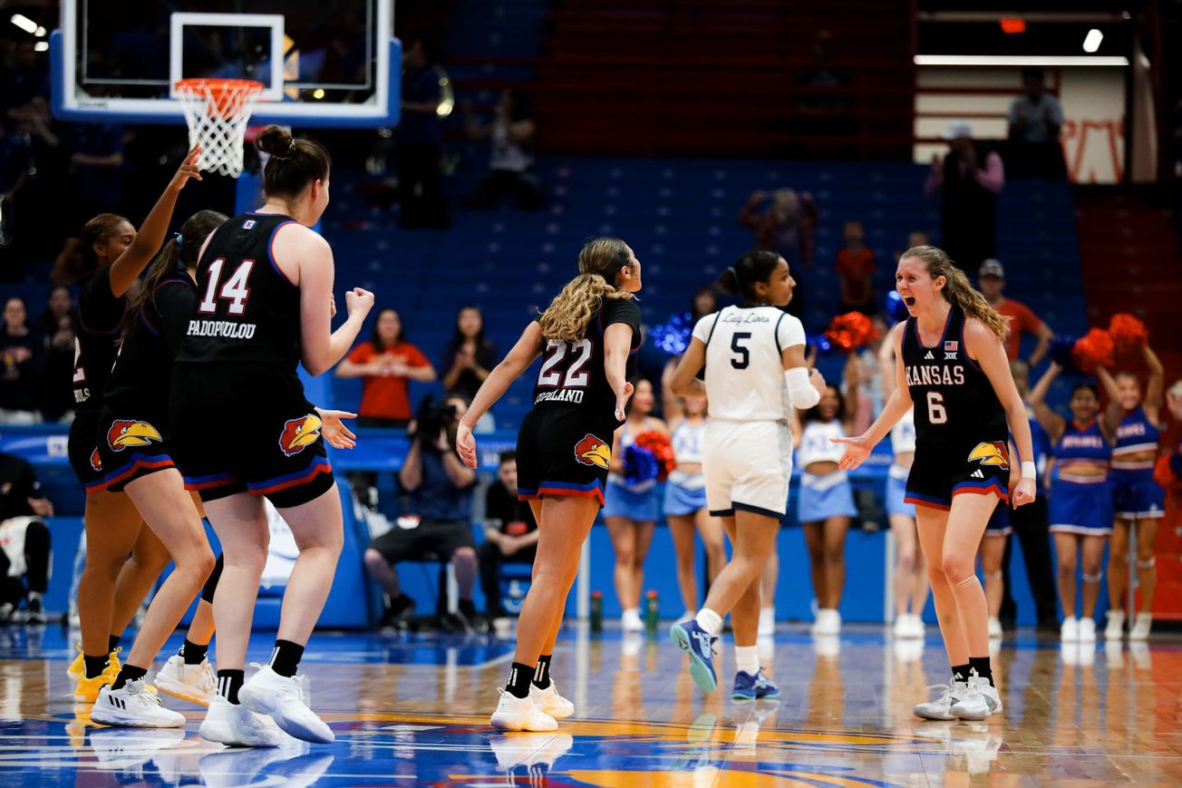 Photo Gallery: 6 straight wins!