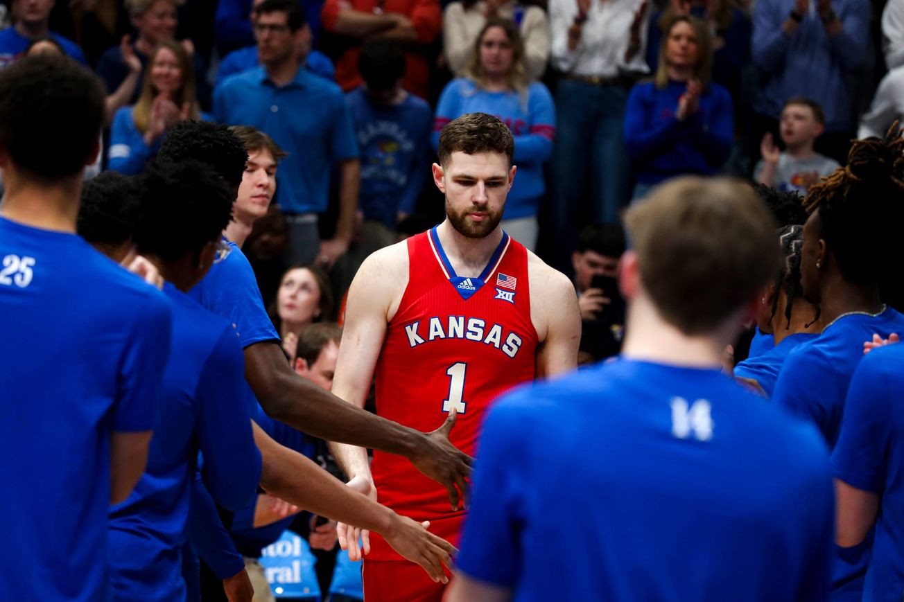 In Senior Day sendoff, KU big man Hunter Dickinson shows he gets it