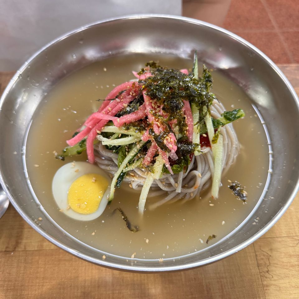 청루봉평메밀막국수 — 제주 대정, 도민이 줄 서는 막국수집