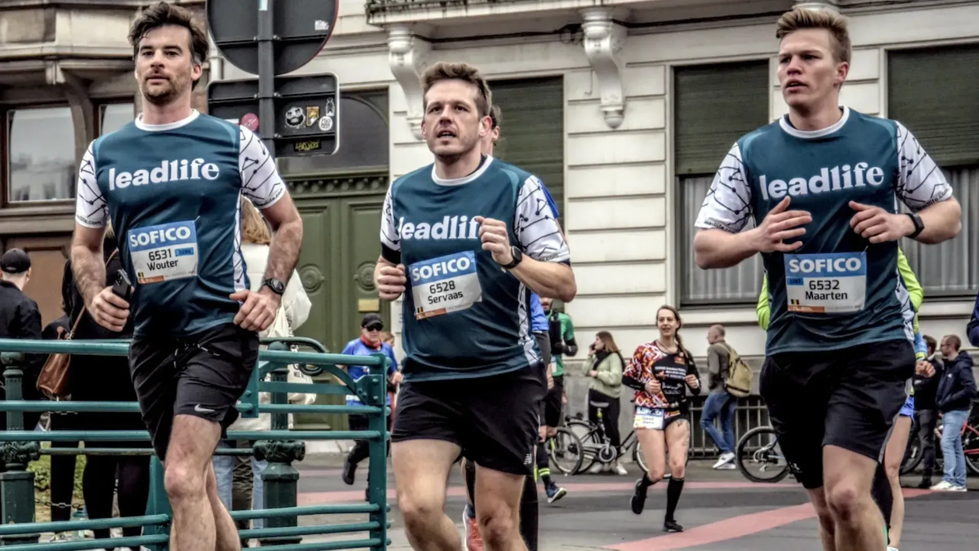 Dokter Servaas Bingé tijdens een halve marathon.