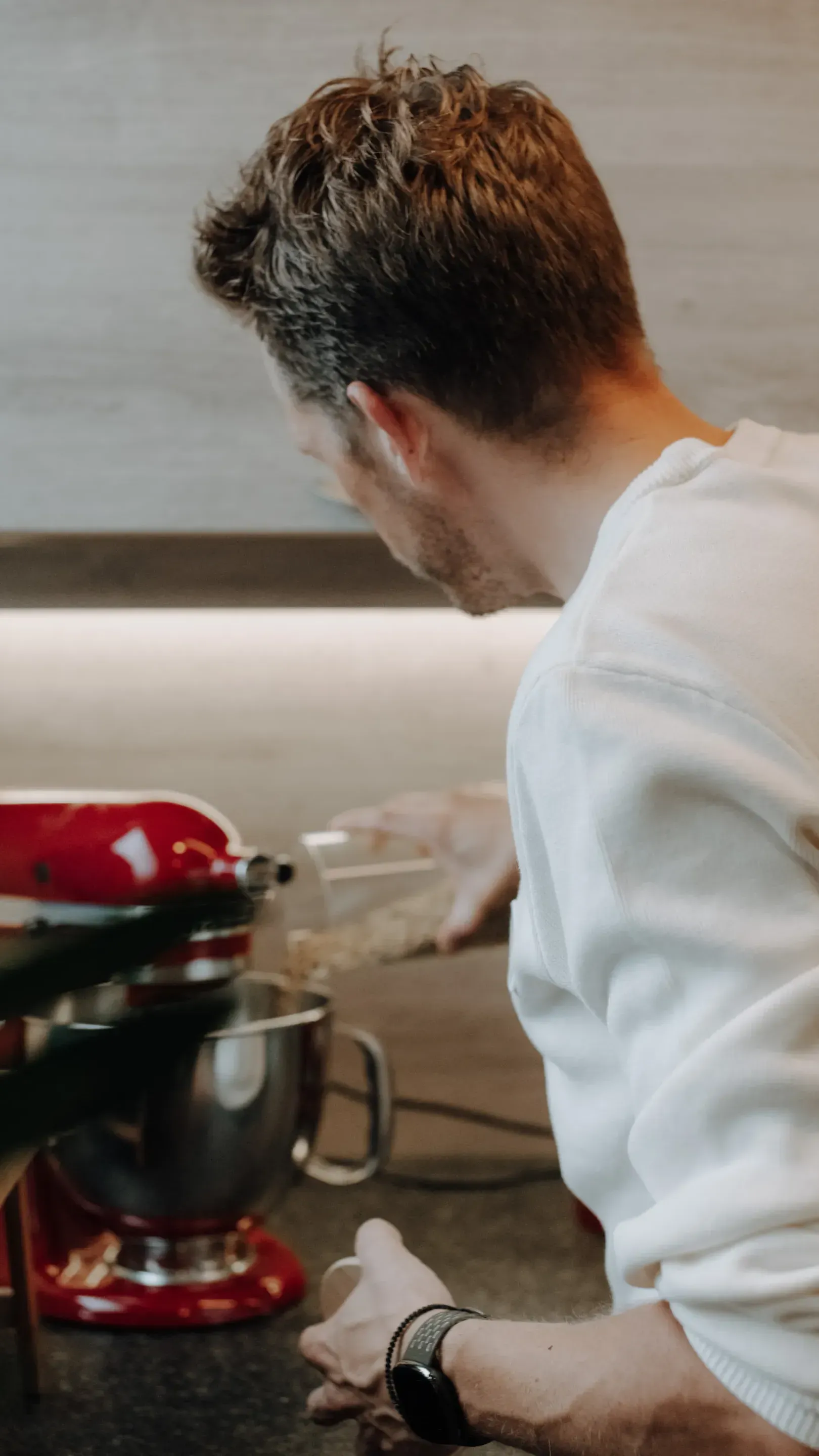 Dokter Servaas Bingé in de keuken